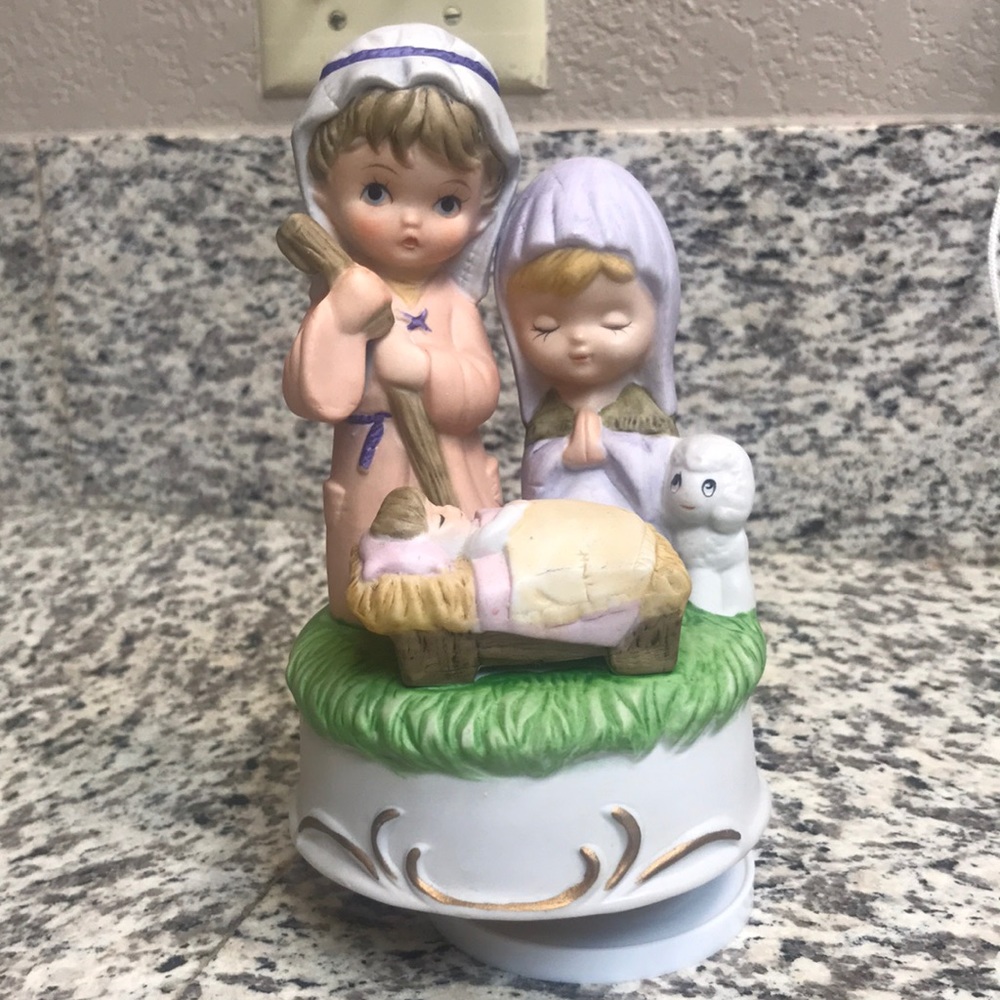 Nativity set music box plays Joy yo the World